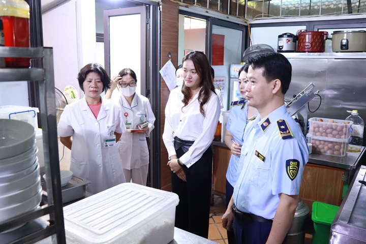 Đại diện Chi cục QLTT thành phố Hà Nội và Bệnh viện Bạch Mai trao đổi về công tác bảo đảm an toàn thực phẩm, kiểm soát nguồn gốc, xuất xứ hàng hóa. Ảnh; QLTTHN