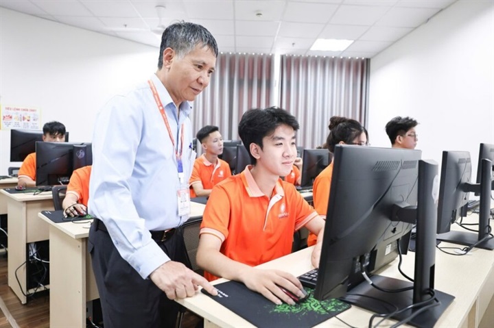 Bộ GD&ĐT đề xuất học thạc sĩ chính quy tập trung phải dành toàn thời gian cho việc học. Ảnh: ĐNU