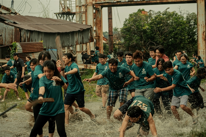 Các nhân vật trong Trại buôn người cùng bị cuốn vào cuộc chiến sinh tồn giữa khu trại khắc nghiệt. Ảnh: ĐPCC/Thanh Niên