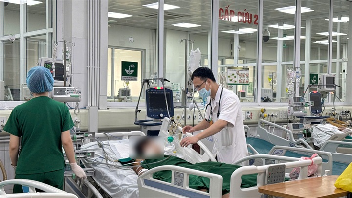 Bác sĩ cảnh báo nguy cơ uốn ván từ vết thương nhỏ, dị vật còn sót trong cơ thể. Ảnh: BVCC