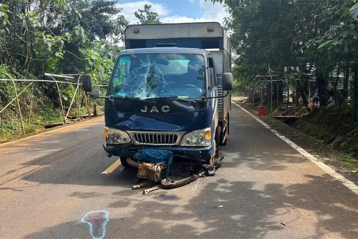 Hiện trường vụ tai nạn giao thông khiến anh S.V. tử vong. Ảnh: Văn Ngọc