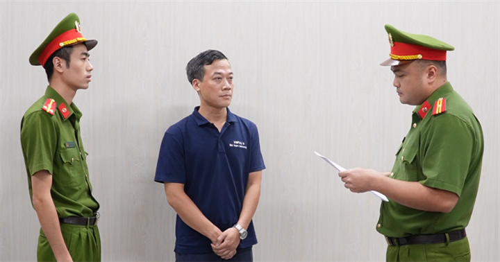 Tống đạt các quyết định khởi tố vụ án hình sự, khởi tố bị can và thi hành Lệnh bắt bị can để tạm giam đối với Triệu Tuấn Dũng. (Ảnh: Công an Quảng Ninh)