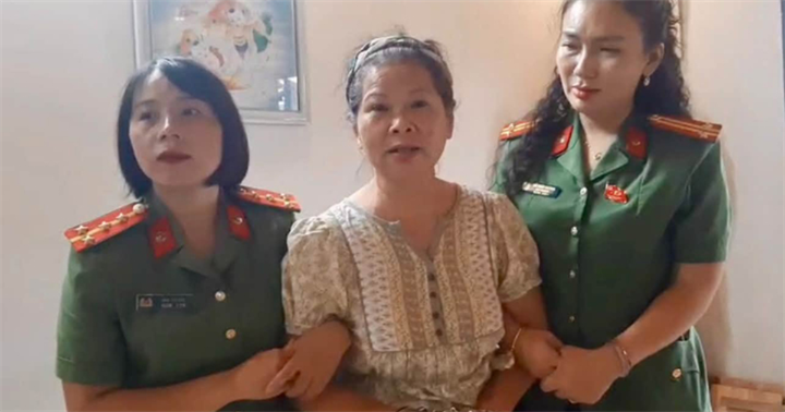 Nguyễn Thị Ngọc (đứng giữa) - người chủ động livestream cuộc trò chuyện với Bùi Thị Măng trên mạng xã hội. (Ảnh: Công an Điện Biên).