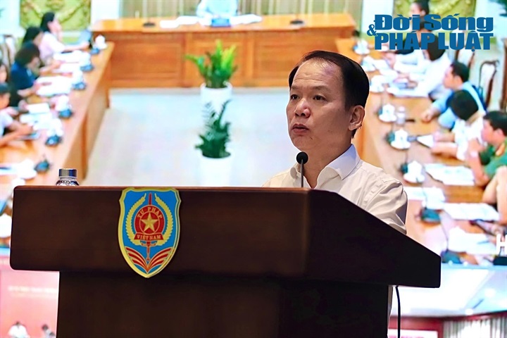 Ông Hoàng Thanh Tùng, Ủy viên Ban Chấp hành Trung ương Đảng, Bí thư Đảng ủy, Bộ trưởng Bộ Tư pháp phát biểu chỉ đạo tại hội nghị. Ảnh: Nguyễn Lâm