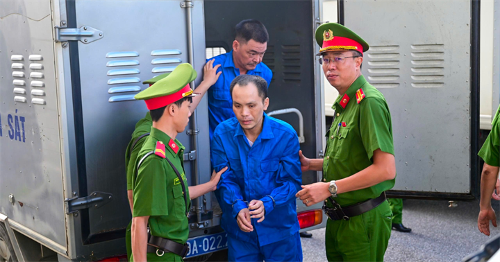 Các bị cáo bị dẫn giải đến phiên tòa sáng 28/9.