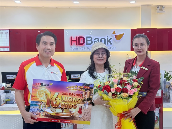 Khách hàng Mã Tiếp Ngân (giữa) bất ngờ khi trúng giải thưởng cao nhất của chương trình. Nguồn ảnh HDBank