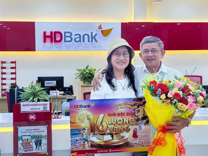 Khách hàng Mã Tiếp Ngân cùng chồng đến nhận thưởng. Nguồn ảnh HDBank