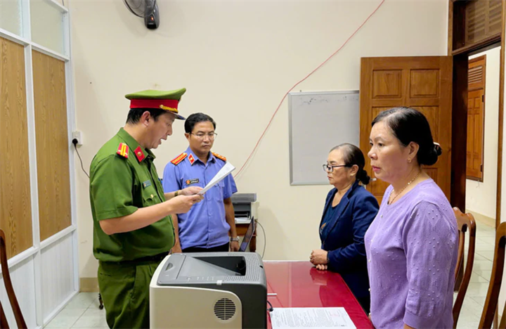 Lực lượng công an tống đạt quyết định khởi tố bị can Bùi Thị Phú và Nguyễn Thị Mai - Ảnh: VĂN TÀI/ Theo báo Tuổi trẻ.