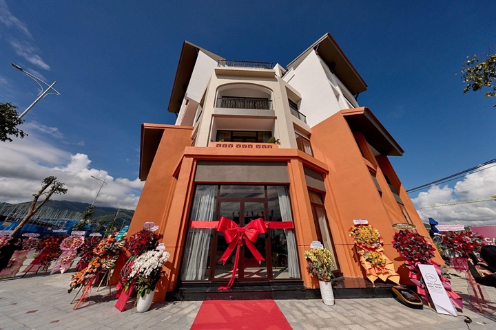 Căn mẫu shophouse The Elite quy mô 5 tầng sẵn sàng đón khách đến trải nghiệm thực tế. Nguồn ảnh Sun Group