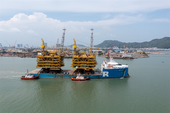 Hai khối thượng tầng giàn đầu giếng (Gallaf Batch 3) rời bãi chế tạo của tổng thầu PTSC M&C hướng về vùng biển Qatar.