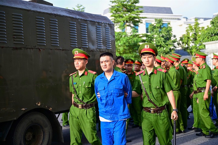 Các bị cáo bị dẫn giải đến phiên tòa sáng 28/9.