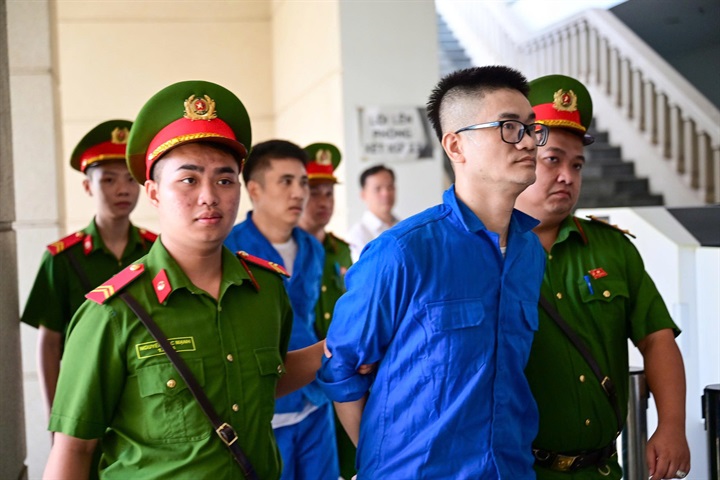 Các bị cáo bị dẫn giải đến phiên tòa sáng 28/9.