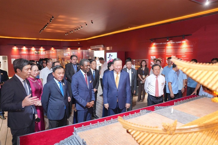 Tổng Bí thư, Chủ tịch nước Tô Lâm đến dự sự kiện và thăm không gian trưng bày tính xác thực về phục dựng Điện Kính Thiên và không gian Điện Kính Thiên. Nguồn ảnh Sun Group
