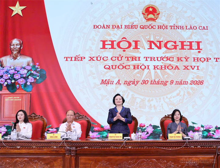 Phó Thủ tướng Phạm Thị Thanh Trà cùng các đại biểu Quốc hội tỉnh Lào Cai tiếp xúc cử tri - Ảnh: chinhphu.vn/Thu Giang