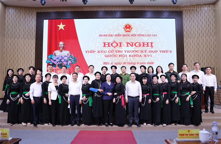 Phó Thủ tướng Phạm Thị Thanh Trà cùng các đại biểu chụp ảnh cùng cử tri tỉnh Lào Cai - Ảnh: chinhphu.vn/Thu Giang