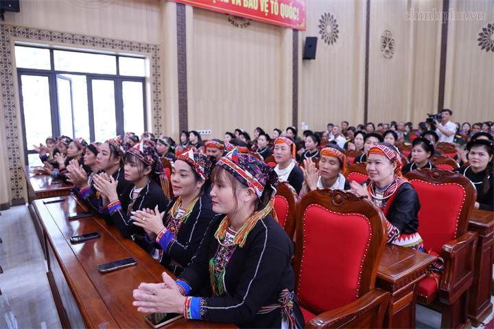 Cử tri tỉnh Lào Cai tham dự buổi tiếp xúc - Ảnh: chinhphu.vn/Thu Giang