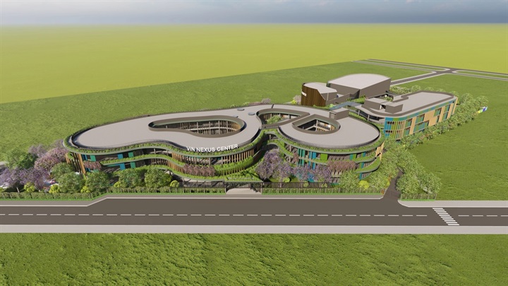 Từ trên cao nhìn xuống, Vin Nexus Center mang hình dáng một trái tim xanh, được tạo nên bởi những đường cong mềm mại thay vì các góc cạnh. Nhưng đi sâu vào bên trong, có thể nhận ra hình trái tim ấy không chỉ nằm ở kiến trúc. Nó nằm trong cách từng khoảng mở, lớp học, góc nghỉ, khu vận động hay không gian mô phỏng đời sống đều được bắt đầu từ một câu hỏi giản dị: “Không gian này sẽ giúp một đứa trẻ cảm thấy thế nào, và có thể làm được gì khi ở đây?”.