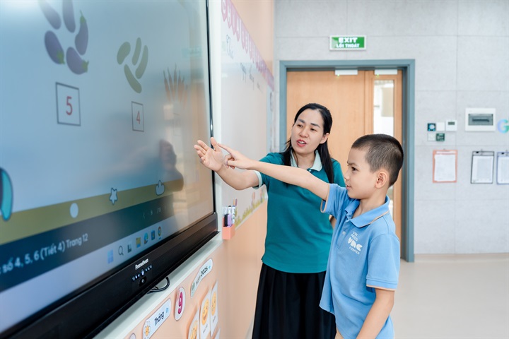 Những cột tròn thay cho góc vuông, các mảng tường được bo mềm, một số khu vực có lớp đệm cao đến khoảng 2 m; ngay cả những chi tiết tưởng như rất nhỏ cũng được tính đến từ góc nhìn của một đứa trẻ. “Với học sinh có nhu cầu giáo dục đặc biệt, an toàn là điểm bắt đầu của việc học”, cô  Minh nói, đồng thời nhấn mạnh không gian cần dễ hiểu, dễ dự đoán và có thể điều chỉnh theo từng nhu cầu.