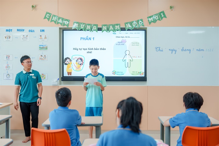 Bàn ghế trong lớp cũng được sắp xếp linh hoạt cho hoạt động cả lớp, nhóm nhỏ hoặc tương tác một-một, thay vì cố định theo một kiểu bố trí duy nhất. Đại diện VNC cho rằng, “một không gian tốt phải biết thay đổi theo cách học của trẻ”, để giáo viên có thể giảm bớt kích thích không cần thiết và tập trung vào từng mục tiêu phát triển.
