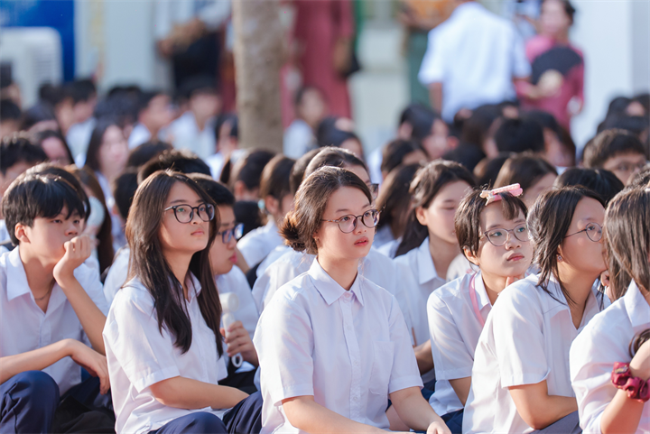 Năm học này Bộ yêu cầu các Sở GD&ĐT, UBND cấp xã, hiệu trưởng các trường mầm non, phổ thông công khai số điện thoại tiếp nhận phản ánh về lạm thu, tổ chức dạy thêm không đúng quy định. Ảnh minh họa: Báo Chính phủ