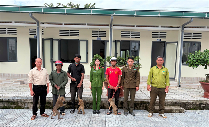 Gia đình ông Rơ Yam Ha Long tự nguyện giao nộp các cá thể khỉ cho cơ quan chức năng. Ảnh: Công an xã Đam Rông 3.