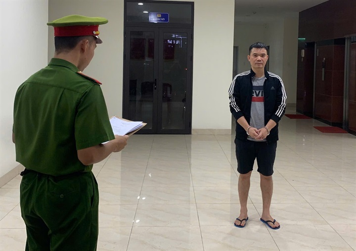 Cơ quan Cảnh sát điều tra Công an TP Đà Nẵng tống đạt các quyết định đối với Trần Văn Quân. Ảnh: Phòng Cảnh sát hình sự Công an TP Đà Nẵng