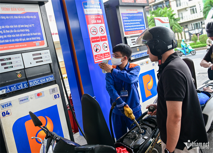 Giá xăng dầu trong nước sẽ được điều chỉnh vào chiều mai (1/10). Ảnh: Nguyễn Huế