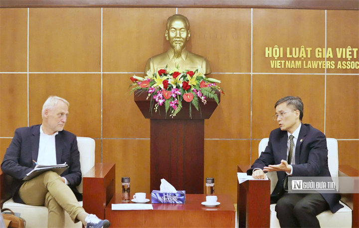 Chủ tịch Hội Luật gia Việt Nam Nguyễn Khánh Ngọc tiếp chuyên gia Cộng Hoà Liên bang Đức và Trưởng đại diện Viện KAS tại Việt Nam.
