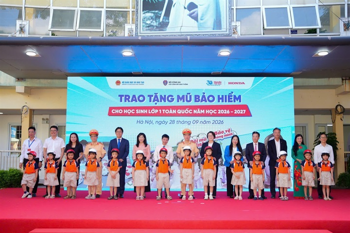 Hoạt động đầu tiên của chương trình năm nay được tổ chức tại Trường Tiểu học Ngọc Lâm, Hà Nội, với nội dung trao mũ bảo hiểm kết hợp đào tạo an toàn giao thông cho học sinh và phụ huynh. Nguồn ảnh Honda Việt Nam