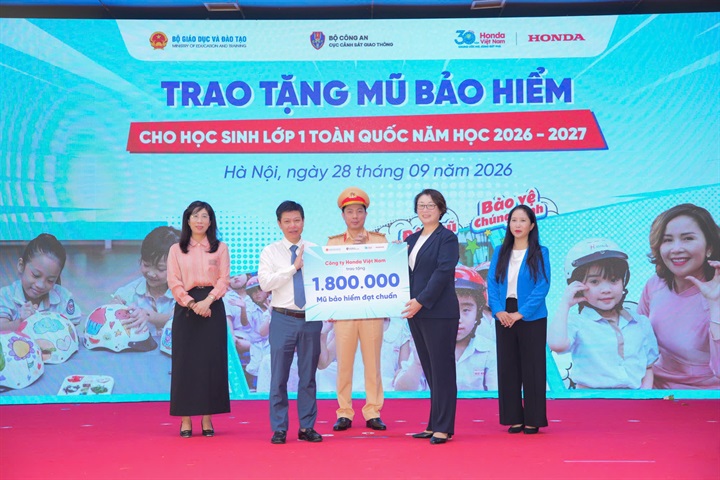 Năm học 2026-2027, Honda Việt Nam tiếp tục trao tặng 1,8 triệu mũ bảo hiểm đạt chuẩn cho học sinh lớp Một. Nguồn ảnh Honda Việt Nam