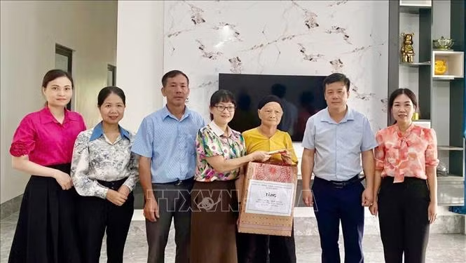 Tặng quà cho người có công. Ảnh: TTXVN