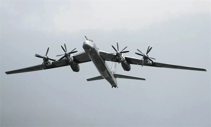 Oanh tạc cơ Tu-95MS của Nga bay trên bầu trời vùng Moskva hồi năm 2007. Ảnh: RIA Novosti