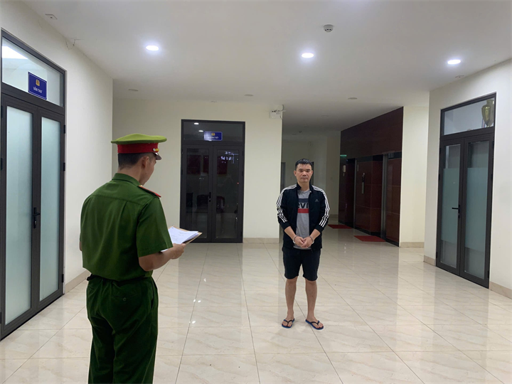 Đối tượng Trần Văn Quân tại cơ quan công an. Ảnh: Dân Việt