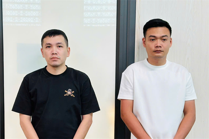 Đối tượng Võ Đại Trường Lâm (trái) và Lê Trọng Hải Anh tại cơ quan điều tra. Ảnh: Cổng thông tin điện tử Công an tỉnh Thanh Hóa