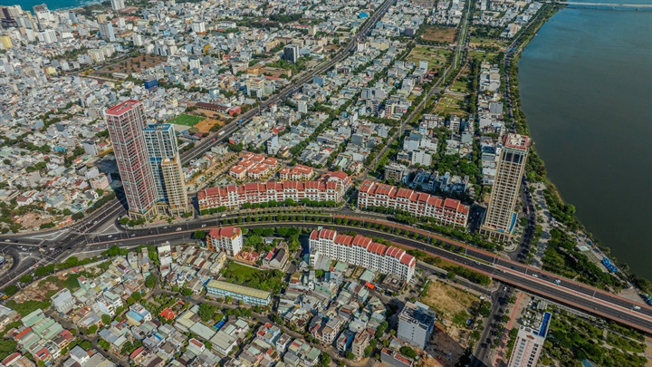Tháp The Panoma thuộc tổ hợp Sun Cosmo Residence ven sông Hàn. Ảnh: Ánh Dương.