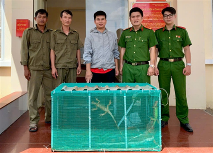 Anh Nguyễn Minh Tùng giao nộp 10 cá thể rồng Nam Mỹ tại trụ sở Công an phường Khánh Hòa. Ảnh: Công an TP. Cần Thơ