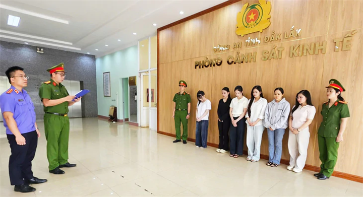 Cơ quan điều tra tống đạt quyết định khởi tố các bị can - Ảnh: Sỹ Đức/Tuổi Trẻ