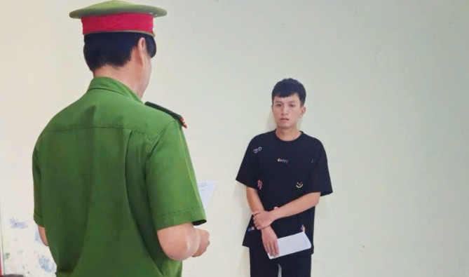 Cơ quan điều tra tống đạt quyết định bắt tạm giam đối với Tô Thanh Trường. Ảnh: Vietnamnet