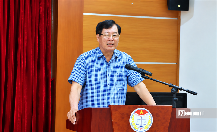 Đồng chí Trần Công Phàn thông tin tại hội nghị.