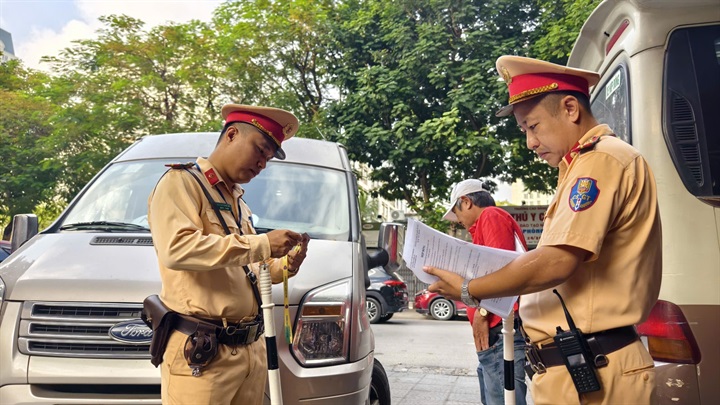 CSGT Hà Nội kiểm soát xe đưa đón học sinh.