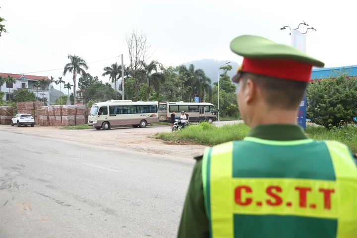 Công an xã Kim Anh và Đội CSGT đường bộ số 15 phối hợp kiểm tra trên địa bàn.