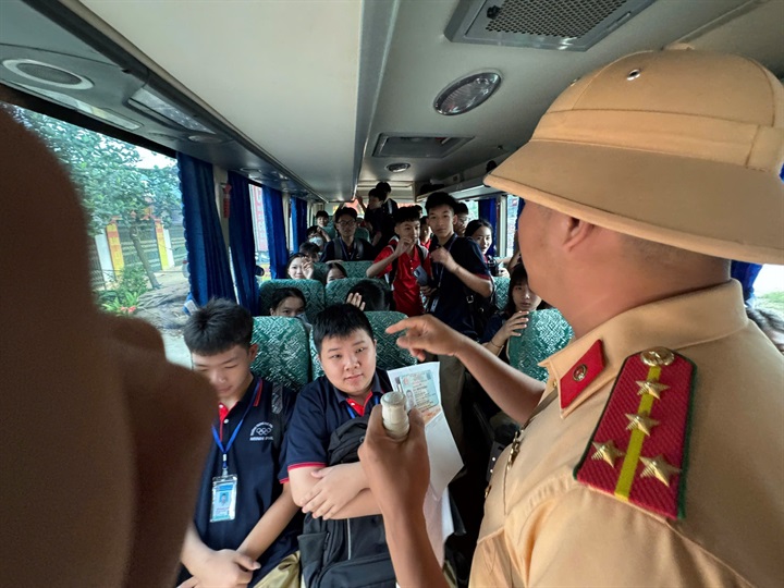 CSGT kiểm tra số lượng học sinh được chở trên phương tiện.