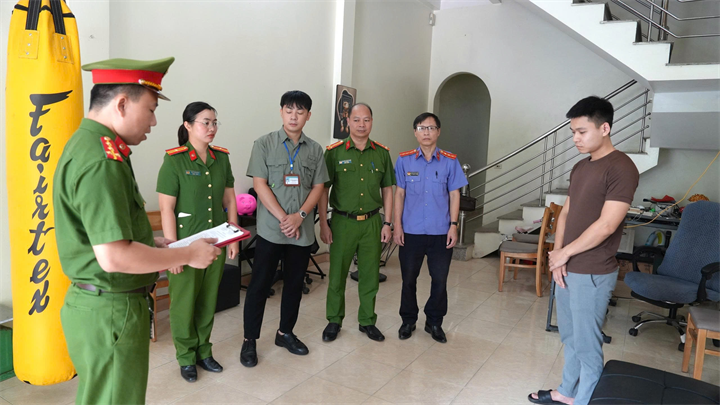 Cơ quan CSĐT Công an tỉnh Lào Cai đọc quyết định khởi tố vụ án, khởi tố bị can đối với Ngô Bá Mạnh. (Ảnh: Công an tỉnh Lào Cai)