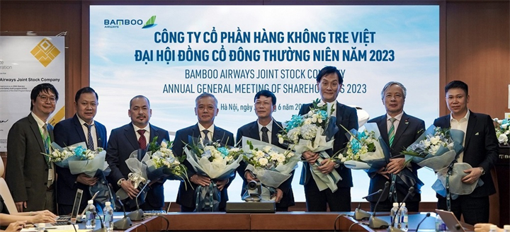 Ông Lê Thái Sâm, người đứng thứ 4 từ phải sang, tại phiên họp ĐHĐCĐ thường niên 2023 của Bamboo Airways (Ảnh: BAV).