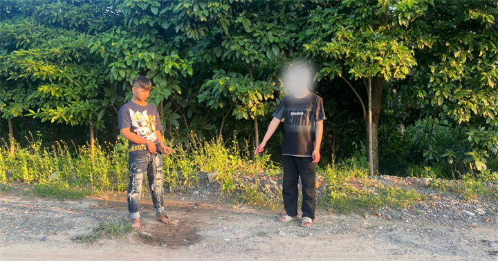 Đối tượng Đàm Phương Đông (bên trái) cùng bị hại chỉ dẫn tại hiện trường vụ cướp tài sản dưới sự chứng kiến của cơ quan Công an. (Ảnh: Công an Hưng Yên)