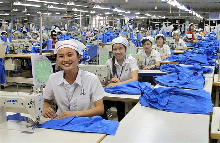 Trung tâm Dịch vụ việc làm TPHCM dự báo trong 3 tháng cuối năm, nhu cầu tuyển dụng sẽ còn tăng cao hơn những tháng đầu năm vì đây là giai đoạn doanh nghiệp đẩy nhanh tiến độ sản xuất, hoàn thành đơn hàng, thực hiện kế hoạch doanh thu, chuẩn bị hàng hóa và nhân lực cho mùa mua sắm chuẩn bị Tết. Ảnh minh họa/Báo Chính phủ