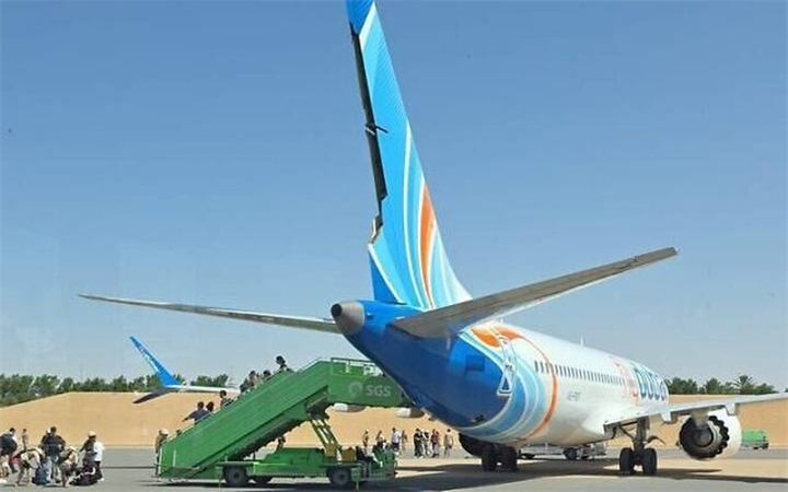 Hành khách rời khỏi máy bay Boeing 737 MAX của hãng Flydubai - bay từ Dubai đến Tel Aviv - sau khi máy bay hạ cánh xuống sân bay Tabuk ở Ả rập Xê út vào ngày 30/9. Ảnh: Times of Israel
