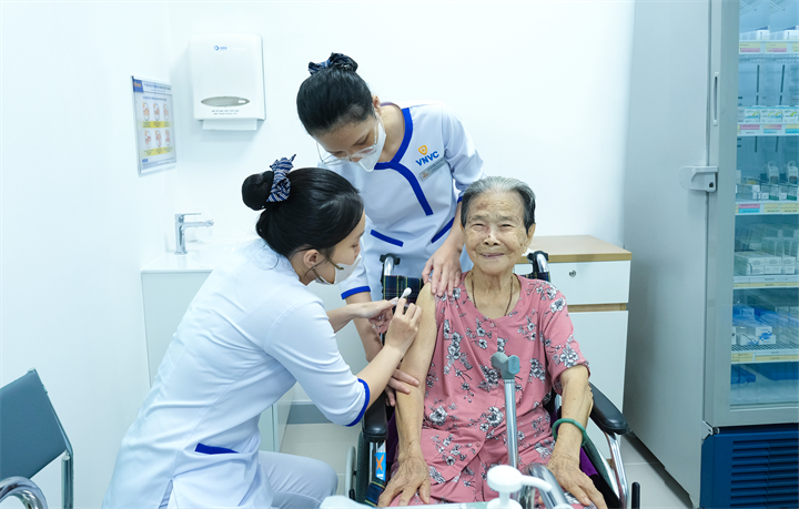Việc tiêm phòng vắc xin cúm định kỳ cũng rất cần thiết, nhất là những nhóm đối tượng có nguy cơ cao. Ảnh: VNVC