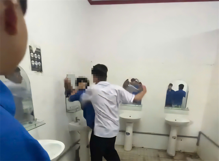 Hình ảnh nam sinh T bị bạn học đánh tại khu nhà vệ sinh trường học dẫn đến gãy xương mũi. Ảnh: Lao động