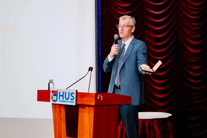 Với các nghiên cứu trải rộng trên hóa học hữu cơ, xúc tác hữu cơ và xúc tác quang oxi hóa - khử, GS. MacMillan đã tiên phong trong việc phát triển những phương pháp mới giúp tạo ra các phân tử phức tạp với hiệu quả và độ chọn lọc cao hơn, mở ra nhiều tiềm năng cho tổng hợp hóa học và khám phá các hợp chất có hoạt tính sinh học. Ảnh: VFP.